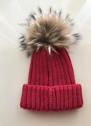 Червона шапка з помпоном у стилі шанель chanel5 фото