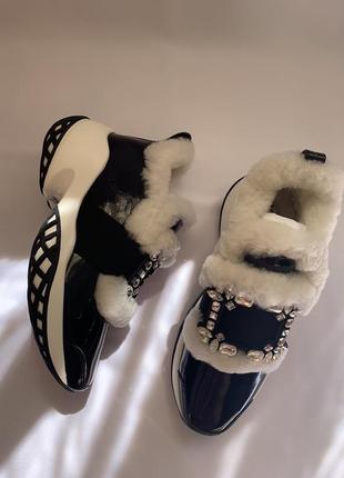 Элегантные зимние женские кроссовки от roger vivivier в черном цвете с белым мехом и брошью из каме