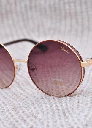Красивые круглые солнцезащитные очки с боковой шорой gian marco venturi gmv8573 фото