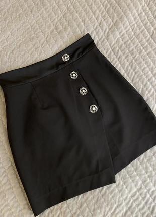 Черная короткая мини юбка с имитацией запаха с пуговицами камнями,юбочка с костюмной ткани2 фото