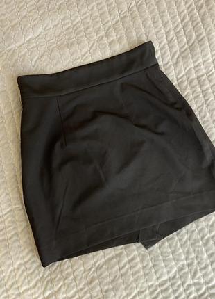 Черная короткая мини юбка с имитацией запаха с пуговицами камнями,юбочка с костюмной ткани6 фото
