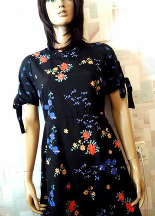 Черное платье в цветочный принт с завязками на рукавах от new look