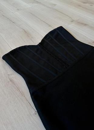 Черное обтягивающее платье с элементами бандажного корсета6 фото