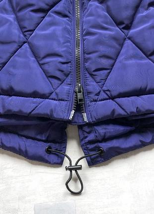 Стеганная удлиненная куртка marks&spencer трендового фиолетового цвета с капюшоном и карманами4 фото