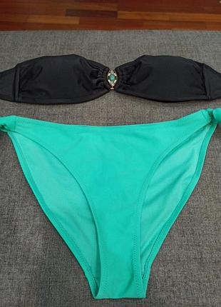 Красивый купальник с лифом бандо и брошью