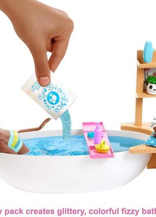 Кукольный набор barbie барбы 592 брюнетка и ванная комната fizzy bath doll playset mattel2 фото