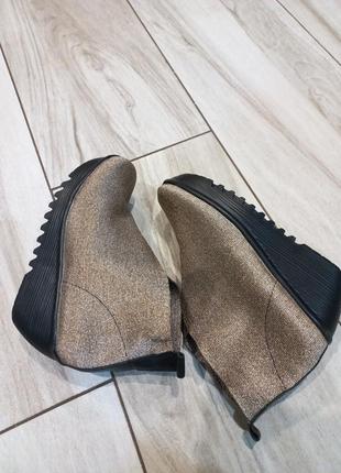 Красивые, стильные,фирменные ботинки на платформе6 фото