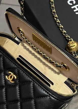 Жіноча чорна шкіряна сумка в стилі шанель chanel vanity case з золотим ланцюжком  міні-сумка5 фото