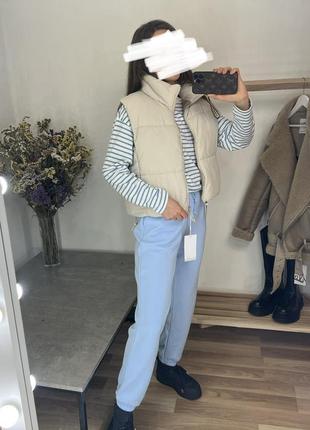 Шикарний дуже теплий дутий жилет bershka в стилі