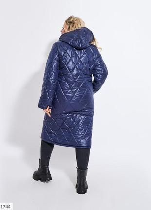 Женское зимнее стеганое ромбами пальто на молнии с капюшоном большие размеры 50-602 фото