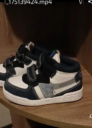 Кеди на хлопчика 450 грн . розмір 25