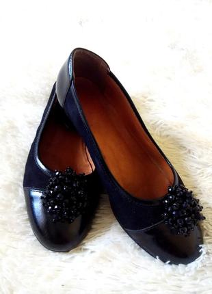 Красивые черные замшевые туфли на низком каблучке
