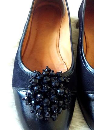 Красивые черные замшевые туфли на низком каблучке2 фото