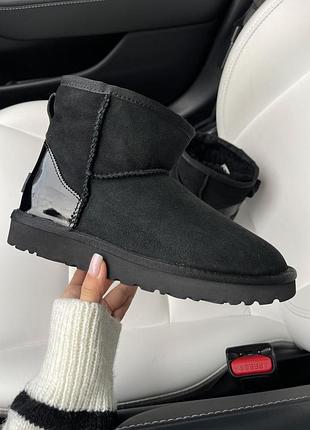 Женские зимние угги ugg mini black lacquer натуральная замша овчина черные