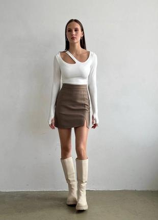 Женский костюм кофточка и короткая теплая юбка экокожа на флисе с разрезом4 фото