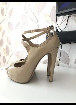 Бежеві лакові босоніжки steve madden 37 розмір