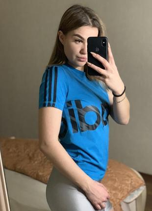 Оригинальная футболка adidas с лампасами и большим принтом1 фото