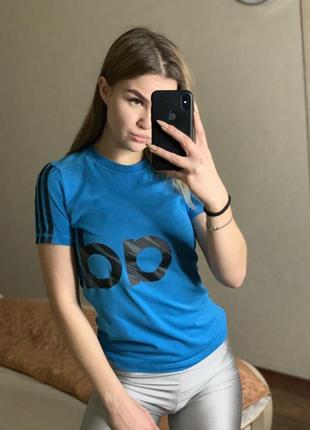 Оригинальная футболка adidas с лампасами и большим принтом2 фото