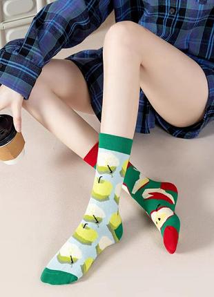 Новинка! супер модні та яскраві шкарпетки для дівчат. різнопарні шкарпетки в одному стилі. яблуко2 фото