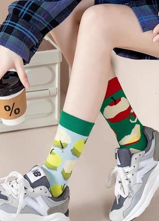 Новинка! супер модні та яскраві шкарпетки для дівчат. різнопарні шкарпетки в одному стилі. яблуко3 фото