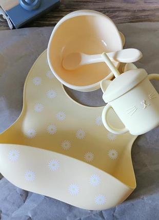 Дитяча миска на присосці з ложкою, поїльник і слюнявчик з кишенею