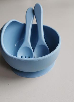Силиконовая детская глубокая тарелка на присоске с ложкой и вилкой для первого прикорма синяя