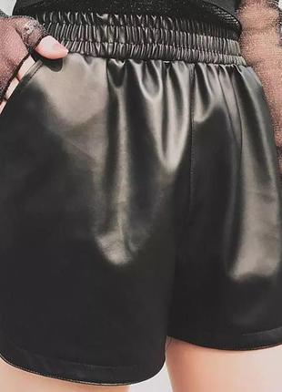 Женские шорты  из экокожи на легком флисе черные icon2 фото