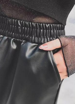 Женские шорты  из экокожи на легком флисе черные icon4 фото