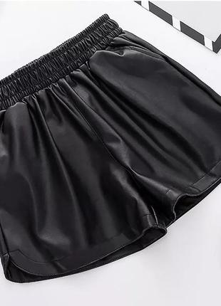 Женские шорты  из экокожи на легком флисе черные icon5 фото