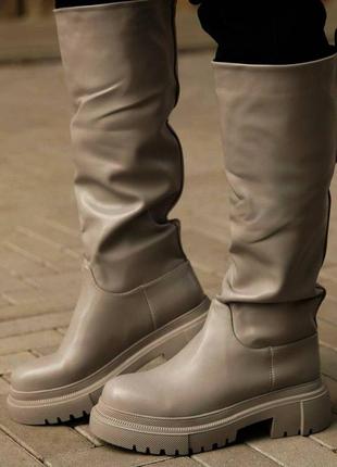 Демісезонні жіночі фірмові шкіряні чоботи без застібок на тракторній підошві9 фото