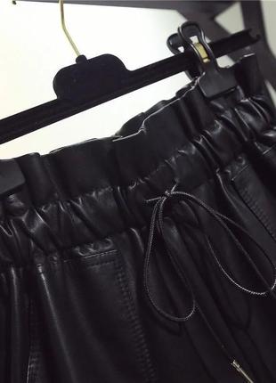 Женские шорты c карманами из экокожи черные7 фото