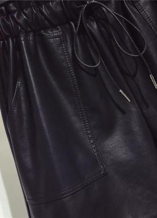 Женские шорты c карманами из экокожи черные8 фото