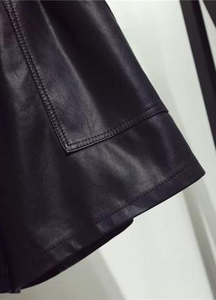 Женские шорты c карманами из экокожи черные9 фото