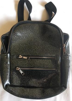 Лакированный рюкзачок с бросками