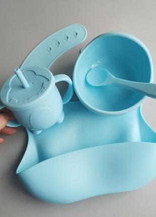 Детская тарелка на присоске с ложкой, поильник и слюнявчик с карманом