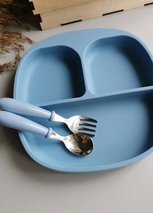 Дитяча секційна тарілка на присосціці в блакитному кольорі ложка і виделка