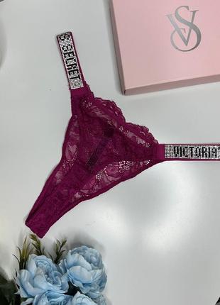 Женские кружевные стринги victoria's secret темно-фиолетовый, трусики-стринги кружевные со стразами1 фото