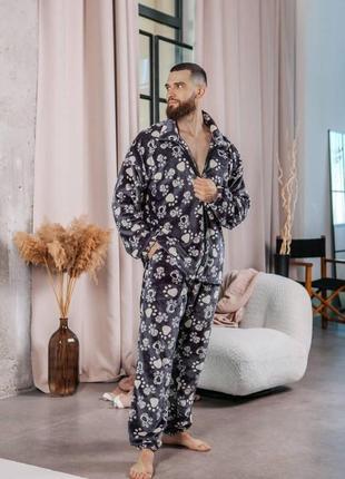 Стильная теплая пижама на молнии для мужчины уютный плюшевый костюм в пижамном стиле с принтом лапки1 фото
