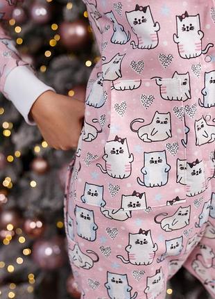 Теплая фланелевая женская пижама комбинезон с карманом на попе попожама розовые коты8 фото