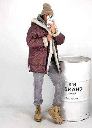 Женская зимняя стеганая двусторонняя куртка из плащевки и меха размер oversize  42-481 фото