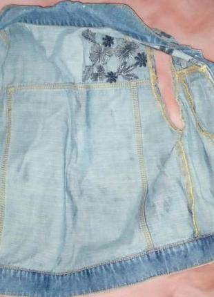 Новая стильная женская жилетка джинсовая голубая укороченная с вышивкой потертостями на пуговицах с карманами4 фото