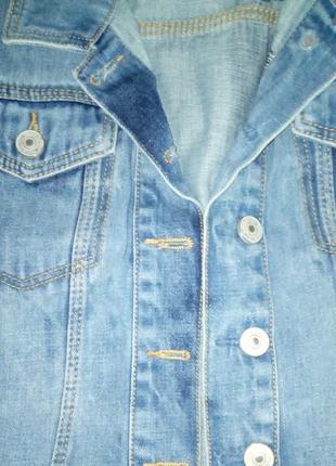 Новая стильная женская жилетка джинсовая голубая укороченная с вышивкой потертостями на пуговицах с карманами5 фото