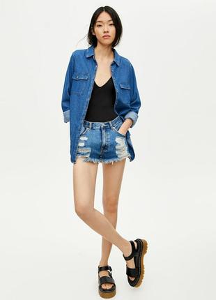 Модные джинсовые шорты pull&bear с потертым эффектом и  разрывами.2 фото