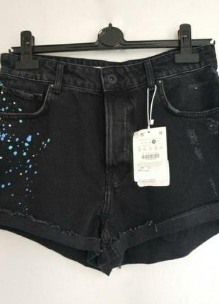 Модные джинсовые шорты bershka черного цвета с потертым эффектом и разрывами.3 фото