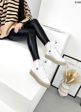 Жіночі білі шкіряні зимові черевики/уггі на дублянці2 фото