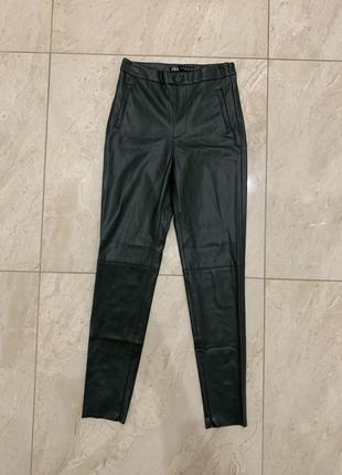 Брюки zara эко кожа зеленые женские брюки