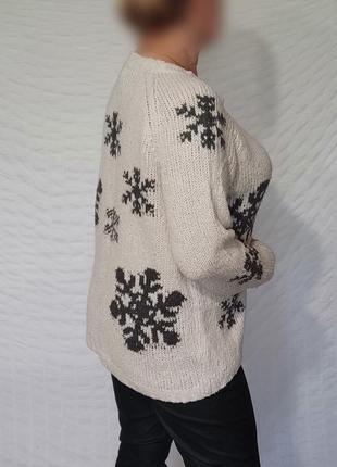 Стильный, теплый свитр со снежинками от бренда next3 фото