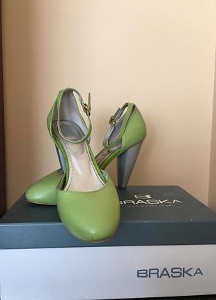 Туфли кожанные женские, цвет бомба.