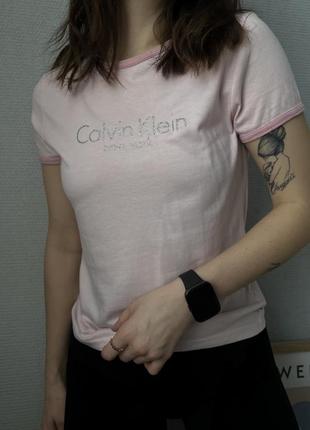 Ck calvin klein женская розовая футболка легкая коттоновая из коттона кельвин1 фото