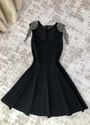 Черное мини платье-платье с красивыми плечиками